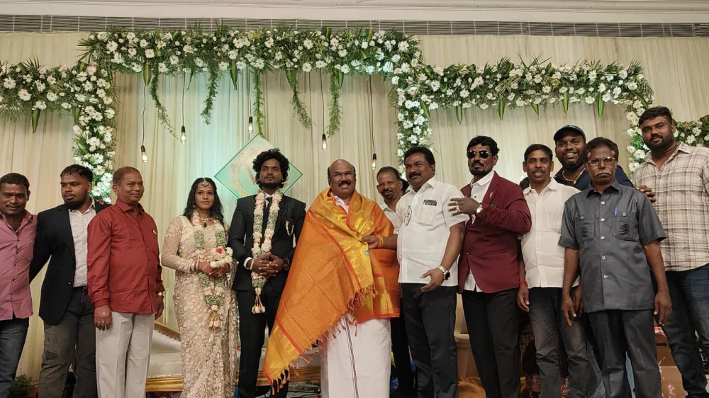 08/09/2024 அன்று மாலை டோல்கேட் தங்க மாளிகையில் இறால் ஜி லிங்கேசன் மற்றும் VAA  லிங்கேசன் அவர்களின்  L. விஷால் MD, L. சௌமியா MBA., ஆகியவர்களின் திருமண வரவேற்பு நிகழ்ச்சியில் கலந்து கொண்டப்போது.