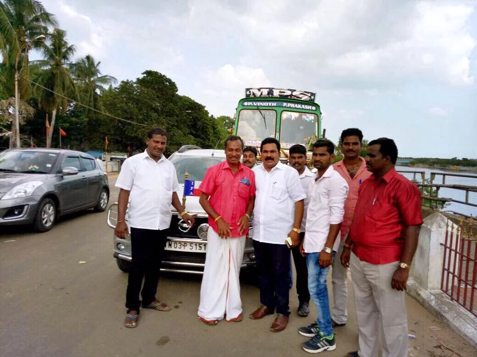 காரைக்காலில் அமைந்துள்ள மீனவர்களுக்கு எல்லாம் முகவரி தந்த மீனவர்களின் தாத்தா பொதுவுடமை புரட்சியாளர் சிந்தனை சிற்பி ம.சிங்காரவேலர் அவர்களின் திருவுருவ சிலை அருகில்.