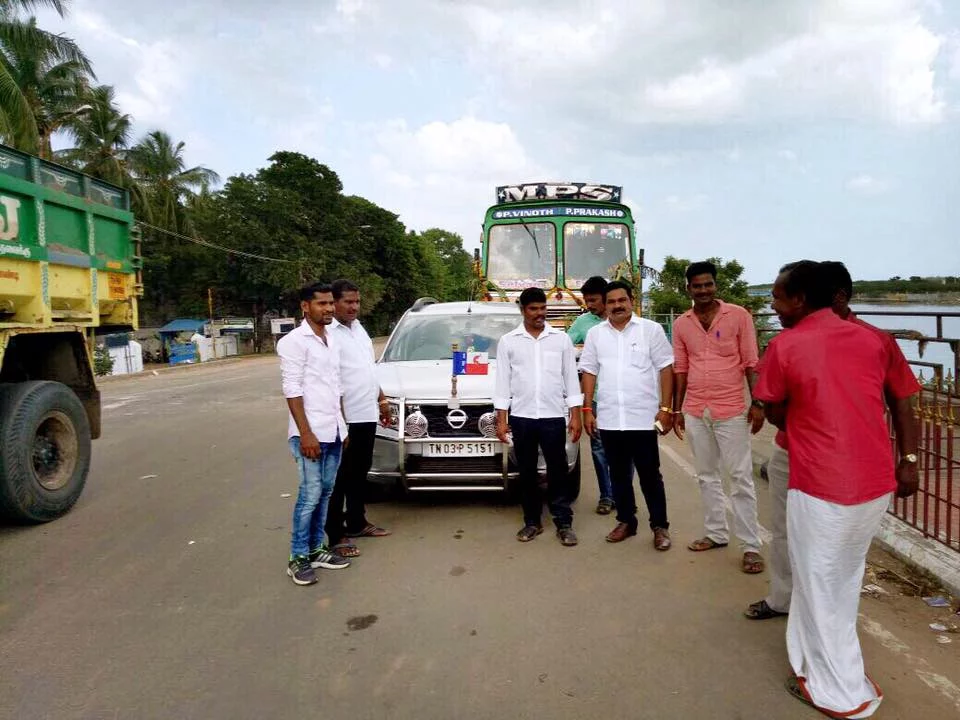 காரைக்காலில் அமைந்துள்ள மீனவர்களுக்கு எல்லாம் முகவரி தந்த மீனவர்களின் தாத்தா பொதுவுடமை புரட்சியாளர் சிந்தனை சிற்பி ம.சிங்காரவேலர் அவர்களின் திருவுருவ சிலை அருகில்.