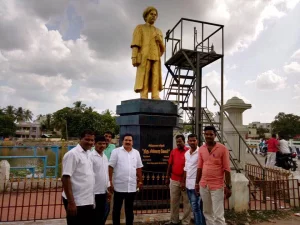 காரைக்காலில் அமைந்துள்ள மீனவர்களுக்கு எல்லாம் முகவரி தந்த மீனவர்களின் தாத்தா பொதுவுடமை புரட்சியாளர் சிந்தனை சிற்பி ம.சிங்காரவேலர் அவர்களின் திருவுருவ சிலை அருகில்.