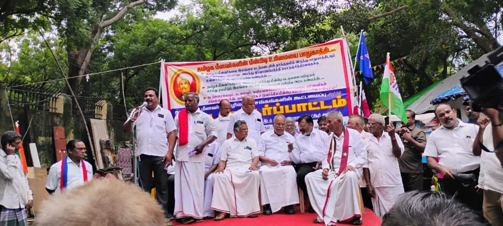 இலங்கை கடற்படையால் தமிழக மீனவர்கள் கைது செய்யப்படுவதை கண்டித்து நடைபெற்ற ஆர்ப்பாட்டத்தில் கலந்து கொண்டு உரையாற்றியபோது.