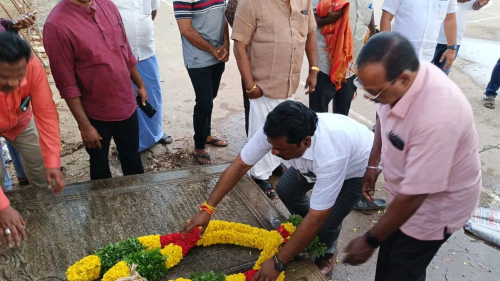 17/11/24 அன்று தூத்துக்குடியில் பாண்டியாதிபதி தேர்மாறன் அவர்களின் கல்லறை தோட்டத்திற்கு சென்று மாலை அணிவித்து மரியாதை செலுத்தியது மற்றும் பரதவர் அரசாணை பெறுவதற்கு அடுத்த கட்ட நகர்வு சம்பந்தமாக கலந்தாய்வுக் கூட்டம் நடத்தப்பட்டது.