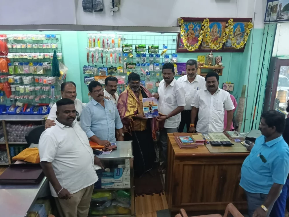 26-11-2024 இன்று பாண்டியபதி தேர்மாறன் அவர்களின் 272 வது ஜெயந்தி விழாவிற்கான அழைப்பிதழானது  சென்னையில் உள்ள நம் சமுதாயத்தைச் சார்ந்தவர்களை நேரடியாக சந்தித்து அவர்களுக்கு  தேர்மாறன் கல்லறை மீட்பு குழு சார்பாக அழைப்பிதழ் வழங்கப்பட்டது