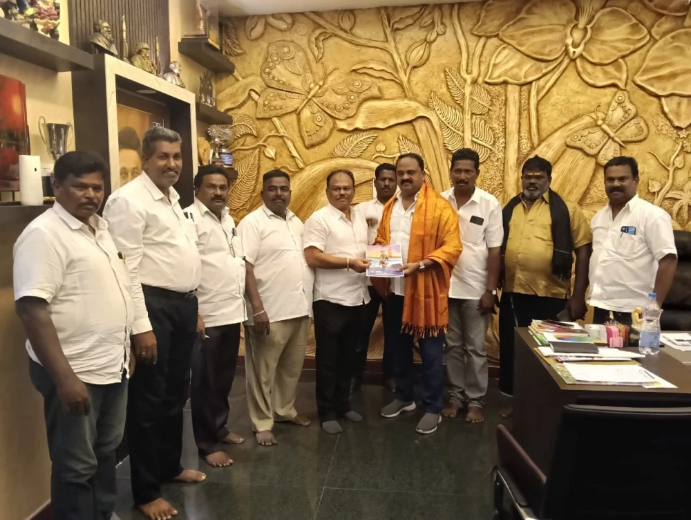 26-11-2024 இன்று பாண்டியபதி தேர்மாறன் அவர்களின் 272 வது ஜெயந்தி விழாவிற்கான அழைப்பிதழானது  சென்னையில் உள்ள நம் சமுதாயத்தைச் சார்ந்தவர்களை நேரடியாக சந்தித்து அவர்களுக்கு  தேர்மாறன் கல்லறை மீட்பு குழு சார்பாக அழைப்பிதழ் வழங்கப்பட்டது