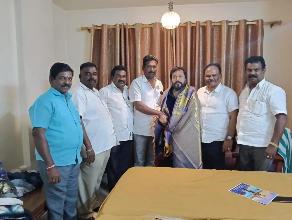 26-11-2024 இன்று பாண்டியபதி தேர்மாறன் அவர்களின் 272 வது ஜெயந்தி விழாவிற்கான அழைப்பிதழானது  சென்னையில் உள்ள நம் சமுதாயத்தைச் சார்ந்தவர்களை நேரடியாக சந்தித்து அவர்களுக்கு  தேர்மாறன் கல்லறை மீட்பு குழு சார்பாக அழைப்பிதழ் வழங்கப்பட்டது