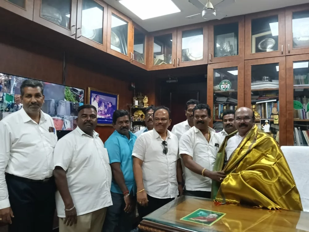 26-11-2024 இன்று பாண்டியபதி தேர்மாறன் அவர்களின் 272 வது ஜெயந்தி விழாவிற்கான அழைப்பிதழானது  சென்னையில் உள்ள நம் சமுதாயத்தைச் சார்ந்தவர்களை நேரடியாக சந்தித்து அவர்களுக்கு  தேர்மாறன் கல்லறை மீட்பு குழு சார்பாக அழைப்பிதழ் வழங்கப்பட்டது