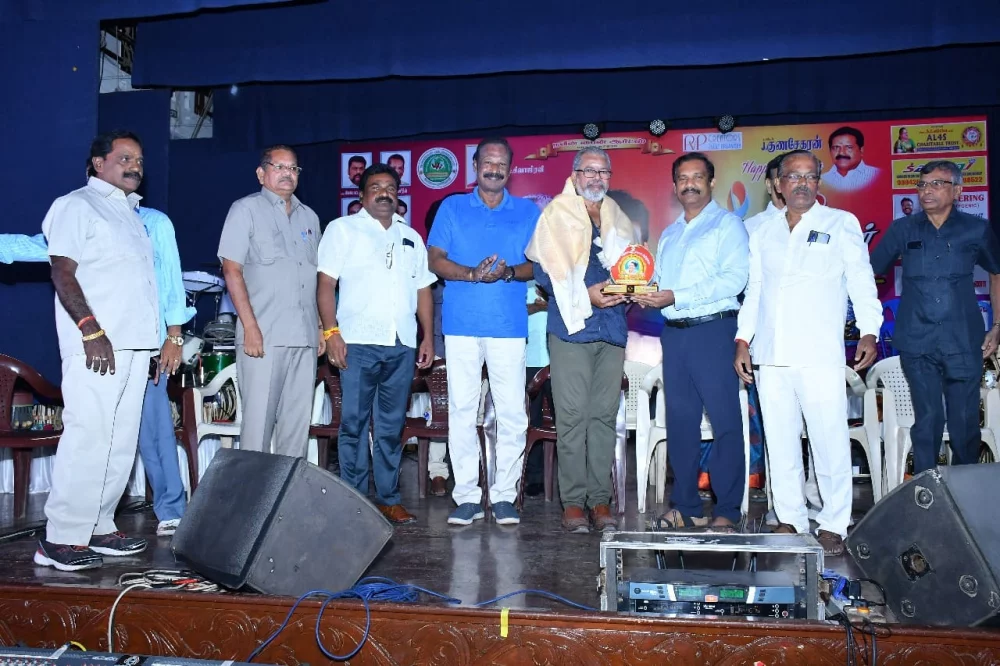 24/11/2024  ராஜா அண்ணாமலை மன்றத்தில் நடைபெற்ற லஷ்மன் சுருதி இசை நிகழ்ச்சியில் சிறப்பு விருந்தினராக கலந்து கொண்ட தருணம்.