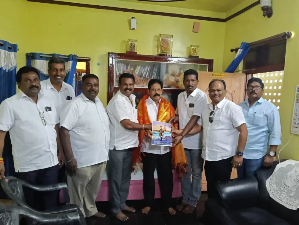 26-11-2024 இன்று பாண்டியபதி தேர்மாறன் அவர்களின் 272 வது ஜெயந்தி விழாவிற்கான அழைப்பிதழானது  சென்னையில் உள்ள நம் சமுதாயத்தைச் சார்ந்தவர்களை நேரடியாக சந்தித்து அவர்களுக்கு  தேர்மாறன் கல்லறை மீட்பு குழு சார்பாக அழைப்பிதழ் வழங்கப்பட்டது