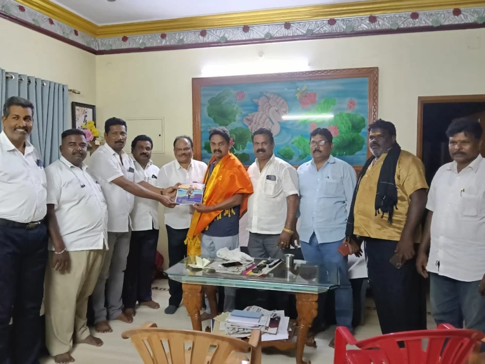 26-11-2024 இன்று பாண்டியபதி தேர்மாறன் அவர்களின் 272 வது ஜெயந்தி விழாவிற்கான அழைப்பிதழானது  சென்னையில் உள்ள நம் சமுதாயத்தைச் சார்ந்தவர்களை நேரடியாக சந்தித்து அவர்களுக்கு  தேர்மாறன் கல்லறை மீட்பு குழு சார்பாக அழைப்பிதழ் வழங்கப்பட்டது