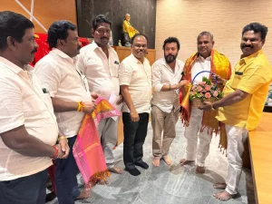 27-11-2024 இன்று பாண்டியபதி தேர்மாறன் அவர்களின் 272 வது ஜெயந்தி விழாவிற்கான அழைப்பிதழானது  சென்னையில் உள்ள அரசியல் பிரபலங்களை நேரடியாக சந்தித்து அவர்களுக்கு  தேர்மாறன் கல்லறை மீட்பு குழு சார்பாக அழைப்பிதழ் வழங்கப்பட்டது
