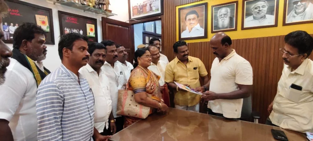 27-11-2024 இன்று பாண்டியபதி தேர்மாறன் அவர்களின் 272 வது ஜெயந்தி விழாவிற்கான அழைப்பிதழானது  சென்னையில் உள்ள அரசியல் பிரபலங்களை நேரடியாக சந்தித்து அவர்களுக்கு  தேர்மாறன் கல்லறை மீட்பு குழு சார்பாக அழைப்பிதழ் வழங்கப்பட்டது