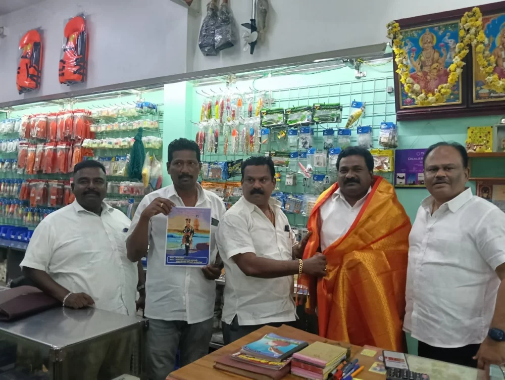 26-11-2024 இன்று பாண்டியபதி தேர்மாறன் அவர்களின் 272 வது ஜெயந்தி விழாவிற்கான அழைப்பிதழானது  சென்னையில் உள்ள நம் சமுதாயத்தைச் சார்ந்தவர்களை நேரடியாக சந்தித்து அவர்களுக்கு  தேர்மாறன் கல்லறை மீட்பு குழு சார்பாக அழைப்பிதழ் வழங்கப்பட்டது