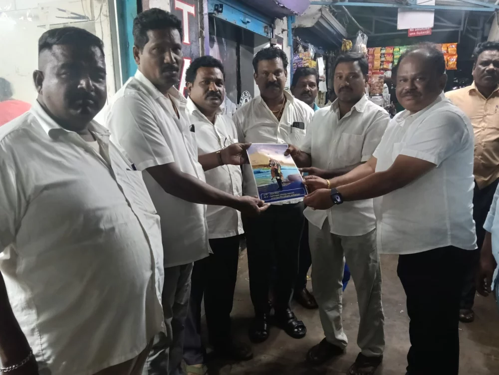 26-11-2024 இன்று பாண்டியபதி தேர்மாறன் அவர்களின் 272 வது ஜெயந்தி விழாவிற்கான அழைப்பிதழானது  சென்னையில் உள்ள நம் சமுதாயத்தைச் சார்ந்தவர்களை நேரடியாக சந்தித்து அவர்களுக்கு  தேர்மாறன் கல்லறை மீட்பு குழு சார்பாக அழைப்பிதழ் வழங்கப்பட்டது