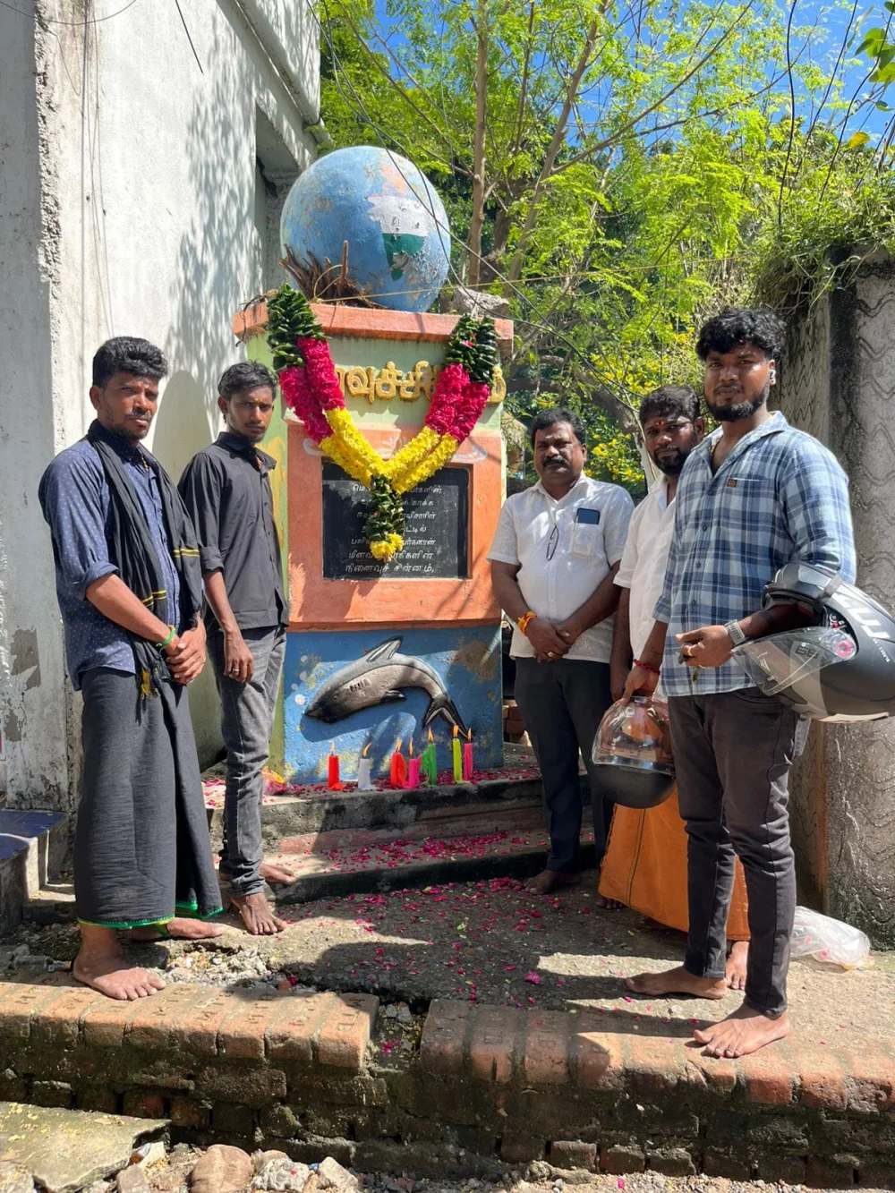 4/12/1985 அன்று மெரினா கடற்கரையில்தங்களின் வாழ்வுரிமையை காப்பதற்காக கடல் கடலாளிக்கே! கடற்கரை மீனவருக்கே! என்று கோசமிட்டு போராடி காவல்துறையின் துப்பாக்கி குண்டுகளை தனது மார்பில் சுமந்து வீர மரணம்  அடைந்த 7 தியாகிகளுக்கு வீரவணக்கம்!