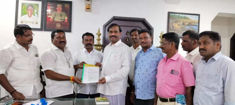 திரு.தி. வேல்முருகன் பாரம்பரிய மீனவர்களின் அனைத்து உட்பிரிவுகளையும் ஒன்றிணைத்து பரதவர் என்ற அரசாணை பெறுவதற்கு சட்டமன்றத்திலே எடுத்துரைத்து பரதவர் என்ற அரசாணையை பெற்று தர முயற்சிகள் மேற்கொள்ள வேண்டும் என பரதவர் முன்னேற்ற பேரவை சார்பாக மனு கொடுக்கப்பட்டது.