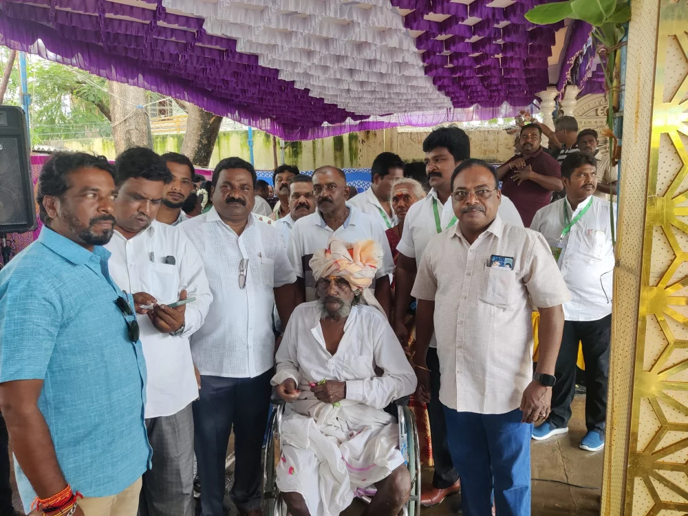 வீரபாண்டிய கட்டபொம்மனின் வாரிசான  *பீம ராஜா* *கட்டபொம்மதுரை* அவர்களுடன் நாங்கள்.