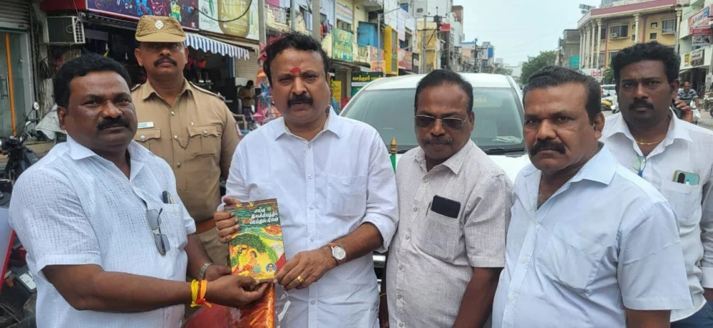 மீனவர்களின் அனைத்து உட்பிரிவுகளையும் பழங்குடியினர் பட்டியலில் இணைக்க வலியுறுத்தியும் பேராசிரியர் திரு.இராம ஸ்ரீ நிவாசன் பா.ஜ.க வின் மாநில பொதுச் செயலாளர் அவர்களை நேரில் சந்தித்து மனு கொடுத்த போது.