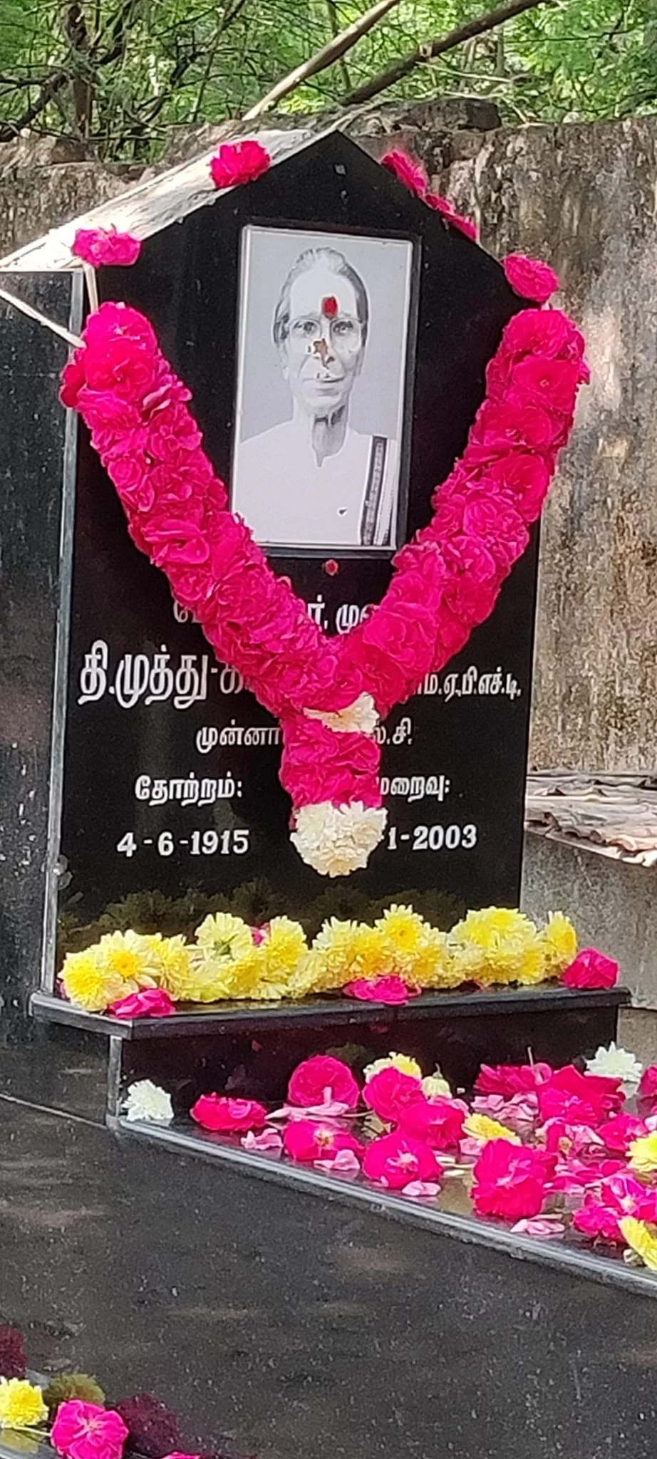 தமிழிலே முதன் முதலில் தமிழில் ஆய்வு கட்டுரை சமர்ப்பித்து முனைவர் பட்டம் பெற்ற பரதவர் வழித்தோன்றல் முனைவர் தி. முத்துக் கண்ணப்ப செட்டியார் பரதவர் அவர்களின் 19 ஆம் ஆண்டு நினைவு தினத்தில் அவருக்கு மலரஞ்சலி செலுத்திய போது.