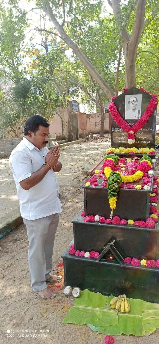 தமிழிலே முதன் முதலில் தமிழில் ஆய்வு கட்டுரை சமர்ப்பித்து முனைவர் பட்டம் பெற்ற பரதவர் வழித்தோன்றல் முனைவர் தி. முத்துக் கண்ணப்ப செட்டியார் பரதவர் அவர்களின் 19 ஆம் ஆண்டு நினைவு தினத்தில் அவருக்கு மலரஞ்சலி செலுத்திய போது.