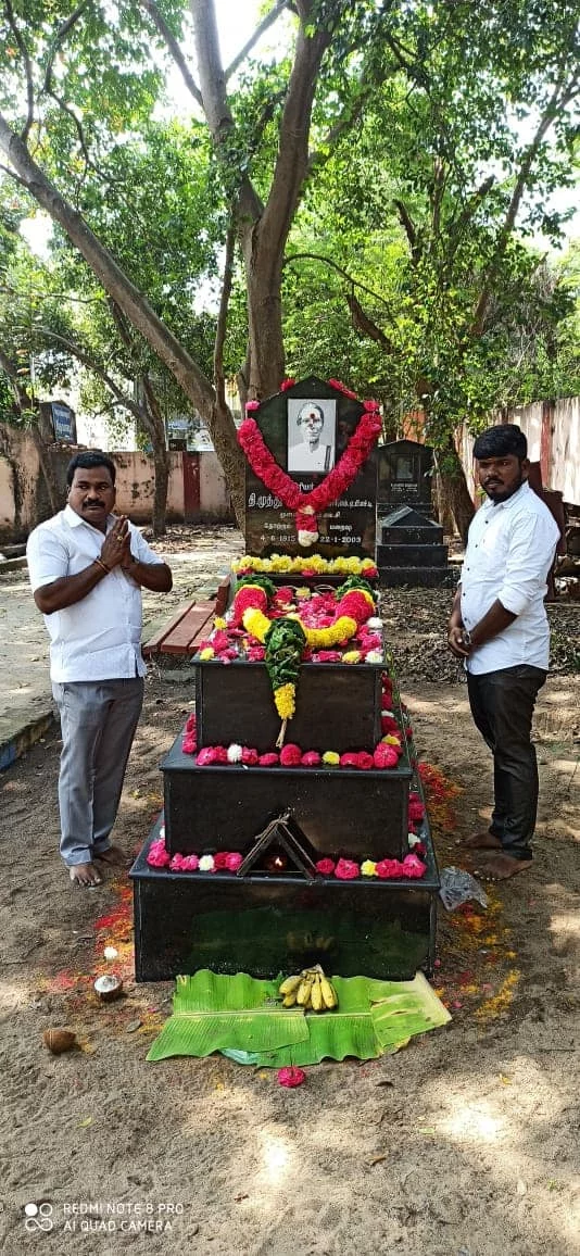 தமிழிலே முதன் முதலில் தமிழில் ஆய்வு கட்டுரை சமர்ப்பித்து முனைவர் பட்டம் பெற்ற பரதவர் வழித்தோன்றல் முனைவர் தி. முத்துக் கண்ணப்ப செட்டியார் பரதவர் அவர்களின் 19 ஆம் ஆண்டு நினைவு தினத்தில் அவருக்கு மலரஞ்சலி செலுத்திய போது.