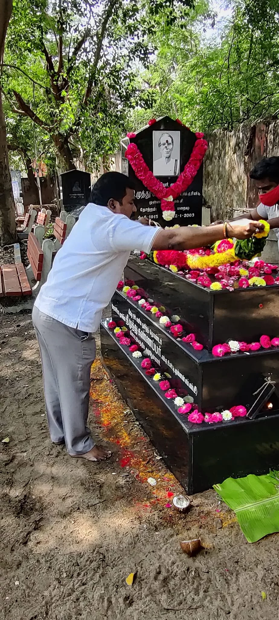 தமிழிலே முதன் முதலில் தமிழில் ஆய்வு கட்டுரை சமர்ப்பித்து முனைவர் பட்டம் பெற்ற பரதவர் வழித்தோன்றல் முனைவர் தி. முத்துக் கண்ணப்ப செட்டியார் பரதவர் அவர்களின் 19 ஆம் ஆண்டு நினைவு தினத்தில் அவருக்கு மலரஞ்சலி செலுத்திய போது.