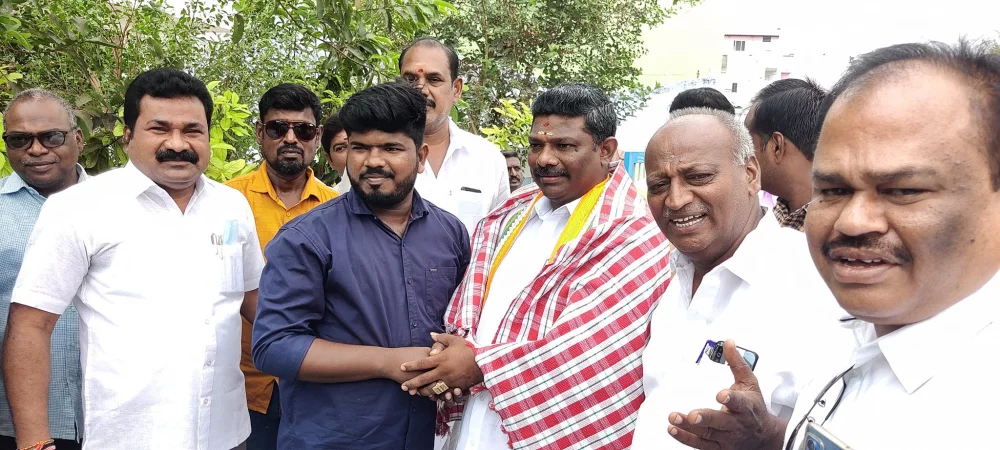 பரதவர் முன்னேற்றப் பேரவை சார்பில் பரதவர் இனத்தைச் சேர்ந்த கும்பகோணம் மேயர் மரியாதைக்குரிய. திரு. சரவணன் அவர்களை எடப்பாடியில் சந்தித்து பரதவரின் உறவுகள் அனைவரும் வாழ்த்துக்கள் தெரிவித்த போது.