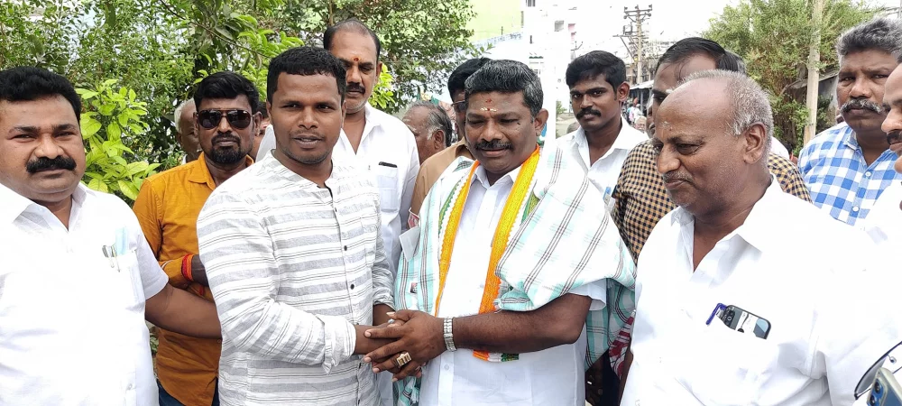 பரதவர் முன்னேற்றப் பேரவை சார்பில் பரதவர் இனத்தைச் சேர்ந்த கும்பகோணம் மேயர் மரியாதைக்குரிய. திரு. சரவணன் அவர்களை எடப்பாடியில் சந்தித்து பரதவரின் உறவுகள் அனைவரும் வாழ்த்துக்கள் தெரிவித்த போது.