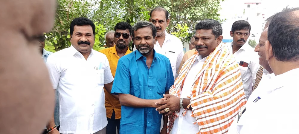 பரதவர் முன்னேற்றப் பேரவை சார்பில் பரதவர் இனத்தைச் சேர்ந்த கும்பகோணம் மேயர் மரியாதைக்குரிய. திரு. சரவணன் அவர்களை எடப்பாடியில் சந்தித்து பரதவரின் உறவுகள் அனைவரும் வாழ்த்துக்கள் தெரிவித்த போது.