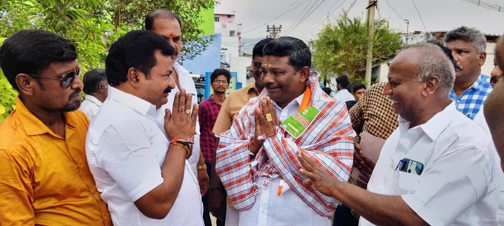 பரதவர் முன்னேற்றப் பேரவை சார்பில் பரதவர் இனத்தைச் சேர்ந்த கும்பகோணம் மேயர் மரியாதைக்குரிய. திரு. சரவணன் அவர்களை எடப்பாடியில் சந்தித்து பரதவரின் உறவுகள் அனைவரும் வாழ்த்துக்கள் தெரிவித்த போது.