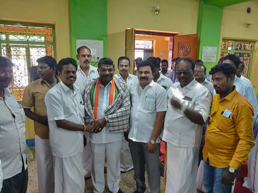 பரதவர் முன்னேற்றப் பேரவை சார்பில் பரதவர் இனத்தைச் சேர்ந்த கும்பகோணம் மேயர் மரியாதைக்குரிய. திரு. சரவணன் அவர்களை எடப்பாடியில் சந்தித்து பரதவரின் உறவுகள் அனைவரும் வாழ்த்துக்கள் தெரிவித்த போது.