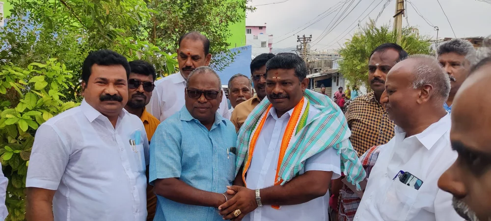 பரதவர் முன்னேற்றப் பேரவை சார்பில் பரதவர் இனத்தைச் சேர்ந்த கும்பகோணம் மேயர் மரியாதைக்குரிய. திரு. சரவணன் அவர்களை எடப்பாடியில் சந்தித்து பரதவரின் உறவுகள் அனைவரும் வாழ்த்துக்கள் தெரிவித்த போது.