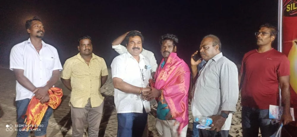 பரதவர்களின் பாரம்பரிய திருவிழா முந்நீர் விழா இவ்விழா இன்று 17.04.2022  பரதவர் முன்னேற்றப் பேரவை சார்பில் புதுச்சேரி வம்பா கீரப்பாளையம் கடற்கரையில் பரதவர்களின் பாரம்பரிய விழாவினை இளைஞர்களுக்கு நினைவுபடுத்தும் விதமாக கொண்டாடப்பட்டது.