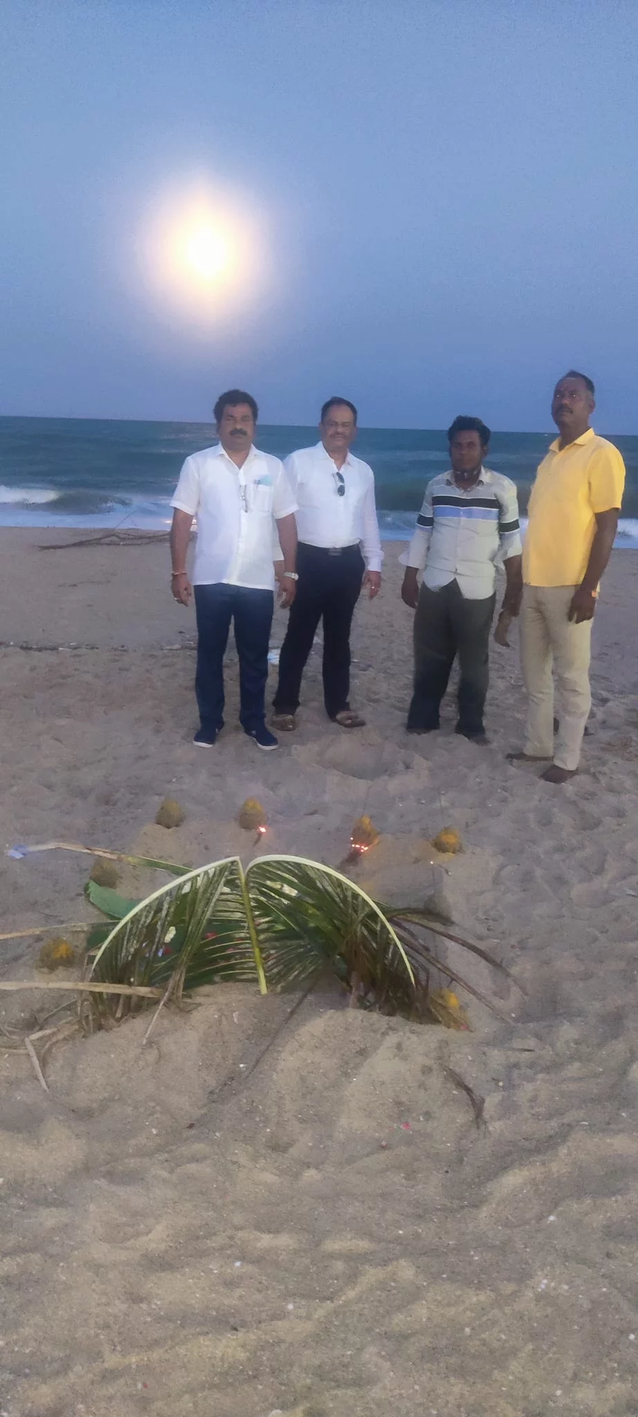 பரதவர்களின் பாரம்பரிய திருவிழா முந்நீர் விழா இவ்விழா இன்று 17.04.2022  பரதவர் முன்னேற்றப் பேரவை சார்பில் புதுச்சேரி வம்பா கீரப்பாளையம் கடற்கரையில் பரதவர்களின் பாரம்பரிய விழாவினை இளைஞர்களுக்கு நினைவுபடுத்தும் விதமாக கொண்டாடப்பட்டது.