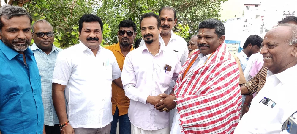 பரதவர் முன்னேற்றப் பேரவை சார்பில் பரதவர் இனத்தைச் சேர்ந்த கும்பகோணம் மேயர் மரியாதைக்குரிய. திரு. சரவணன் அவர்களை எடப்பாடியில் சந்தித்து பரதவரின் உறவுகள் அனைவரும் வாழ்த்துக்கள் தெரிவித்த போது.