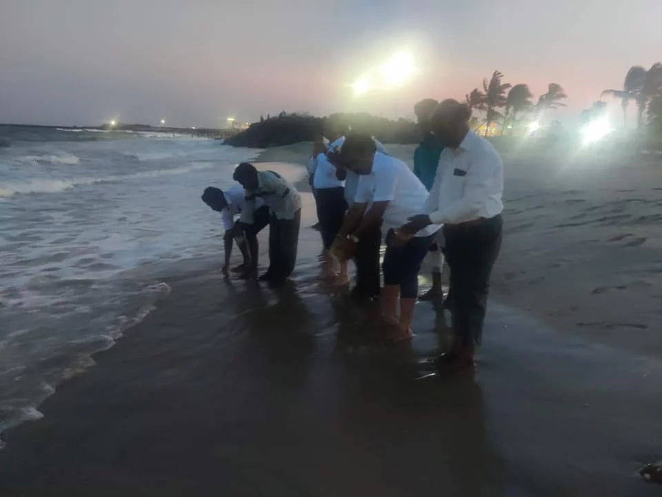 பரதவர்களின் பாரம்பரிய திருவிழா முந்நீர் விழா இவ்விழா இன்று 17.04.2022  பரதவர் முன்னேற்றப் பேரவை சார்பில் புதுச்சேரி வம்பா கீரப்பாளையம் கடற்கரையில் பரதவர்களின் பாரம்பரிய விழாவினை இளைஞர்களுக்கு நினைவுபடுத்தும் விதமாக கொண்டாடப்பட்டது.