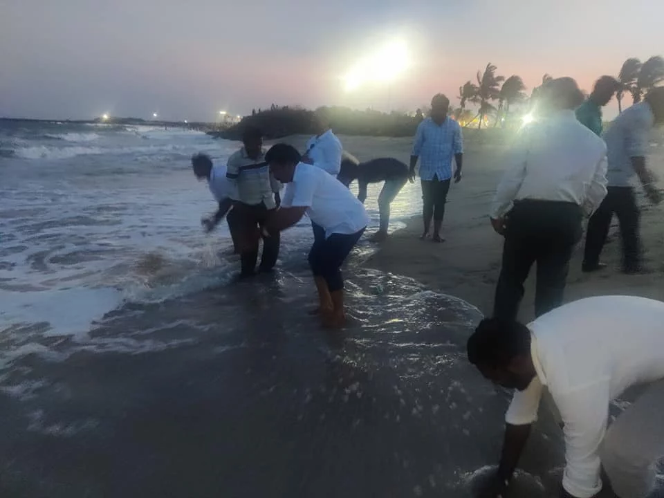 பரதவர்களின் பாரம்பரிய திருவிழா முந்நீர் விழா இவ்விழா இன்று 17.04.2022  பரதவர் முன்னேற்றப் பேரவை சார்பில் புதுச்சேரி வம்பா கீரப்பாளையம் கடற்கரையில் பரதவர்களின் பாரம்பரிய விழாவினை இளைஞர்களுக்கு நினைவுபடுத்தும் விதமாக கொண்டாடப்பட்டது.