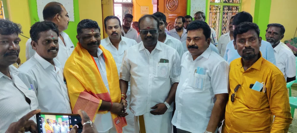 பரதவர் முன்னேற்றப் பேரவை சார்பில் பரதவர் இனத்தைச் சேர்ந்த கும்பகோணம் மேயர் மரியாதைக்குரிய. திரு. சரவணன் அவர்களை எடப்பாடியில் சந்தித்து பரதவரின் உறவுகள் அனைவரும் வாழ்த்துக்கள் தெரிவித்த போது.