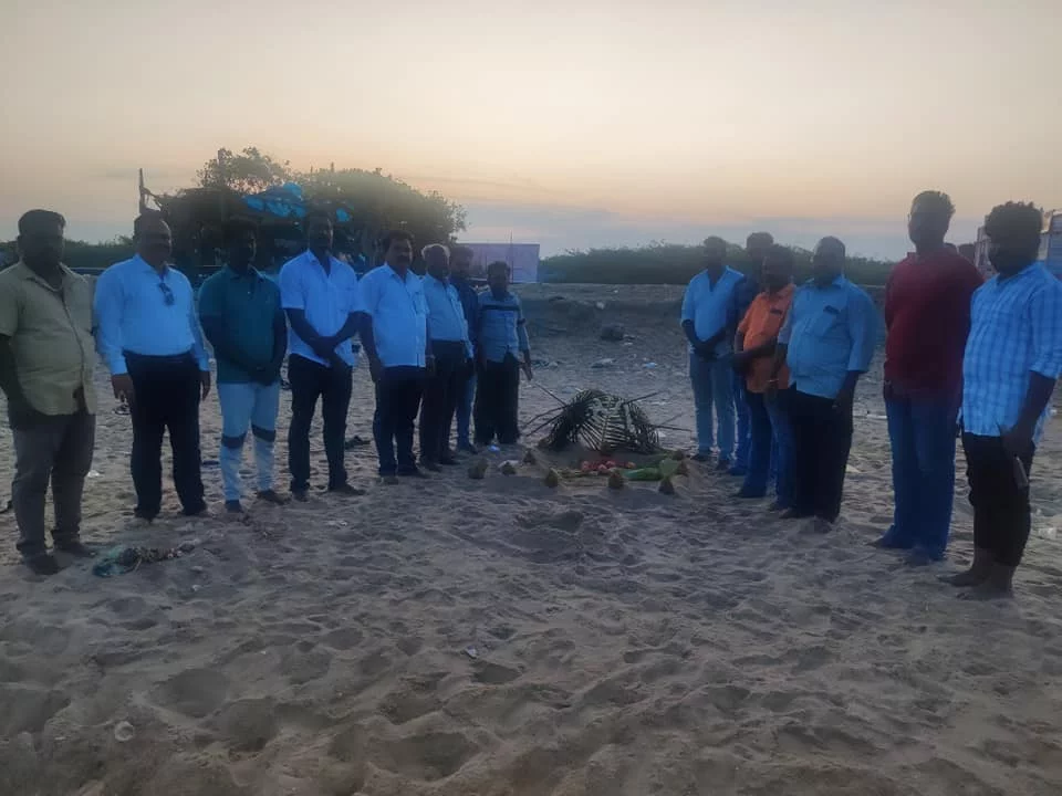 பரதவர்களின் பாரம்பரிய திருவிழா முந்நீர் விழா இவ்விழா இன்று 17.04.2022  பரதவர் முன்னேற்றப் பேரவை சார்பில் புதுச்சேரி வம்பா கீரப்பாளையம் கடற்கரையில் பரதவர்களின் பாரம்பரிய விழாவினை இளைஞர்களுக்கு நினைவுபடுத்தும் விதமாக கொண்டாடப்பட்டது.