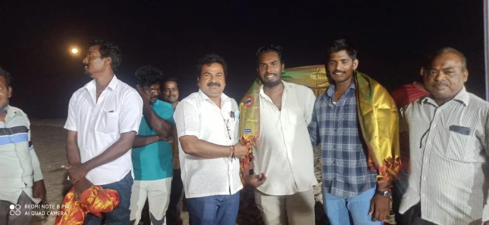 பரதவர்களின் பாரம்பரிய திருவிழா முந்நீர் விழா இவ்விழா இன்று 17.04.2022  பரதவர் முன்னேற்றப் பேரவை சார்பில் புதுச்சேரி வம்பா கீரப்பாளையம் கடற்கரையில் பரதவர்களின் பாரம்பரிய விழாவினை இளைஞர்களுக்கு நினைவுபடுத்தும் விதமாக கொண்டாடப்பட்டது.