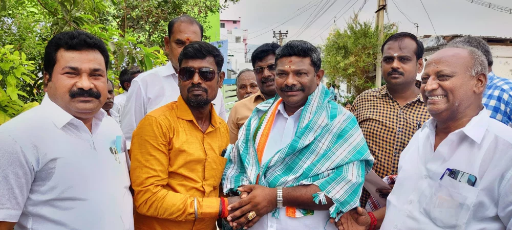 பரதவர் முன்னேற்றப் பேரவை சார்பில் பரதவர் இனத்தைச் சேர்ந்த கும்பகோணம் மேயர் மரியாதைக்குரிய. திரு. சரவணன் அவர்களை எடப்பாடியில் சந்தித்து பரதவரின் உறவுகள் அனைவரும் வாழ்த்துக்கள் தெரிவித்த போது.