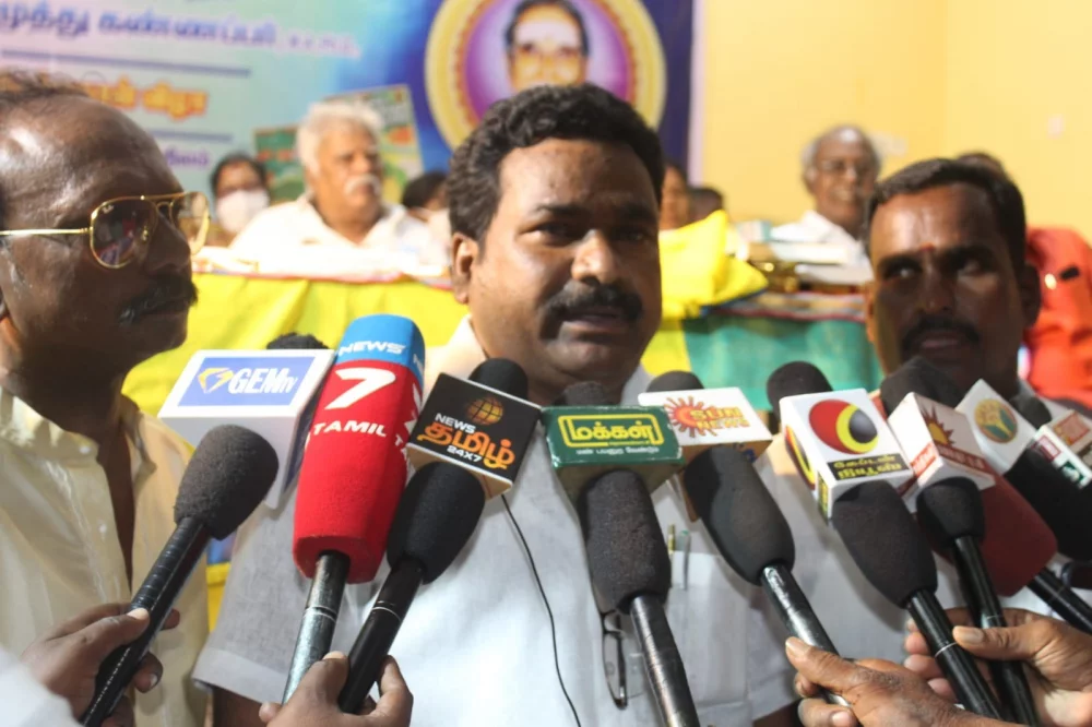 04/06/2022 அன்று பரதவர் முன்னேற்ற பேரவை சார்பாக செங்கல்பட்டு மாவட்டம் ECR கல்பாக்கம் அடுத்த காத்தான்கடை பகுதியில் என்கேபி மஹாலில் நடை பெற்ற முனைவர் தி. முத்து கண்ணப்பர் அவர்களுடைய சங்க இலக்கியத்தில் நெய்தல் நிலம் நூல் வெளியீட்டு விழாவின்போது.