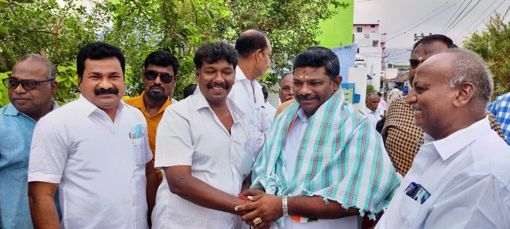 பரதவர் முன்னேற்றப் பேரவை சார்பில் பரதவர் இனத்தைச் சேர்ந்த கும்பகோணம் மேயர் மரியாதைக்குரிய. திரு. சரவணன் அவர்களை எடப்பாடியில் சந்தித்து பரதவரின் உறவுகள் அனைவரும் வாழ்த்துக்கள் தெரிவித்த போது.