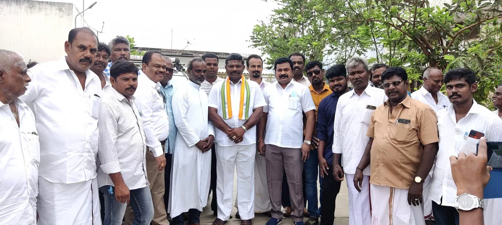 பரதவர் முன்னேற்றப் பேரவை சார்பில் பரதவர் இனத்தைச் சேர்ந்த கும்பகோணம் மேயர் மரியாதைக்குரிய. திரு. சரவணன் அவர்களை எடப்பாடியில் சந்தித்து பரதவரின் உறவுகள் அனைவரும் வாழ்த்துக்கள் தெரிவித்த போது.