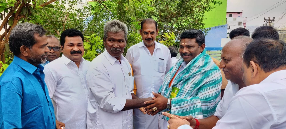 பரதவர் முன்னேற்றப் பேரவை சார்பில் பரதவர் இனத்தைச் சேர்ந்த கும்பகோணம் மேயர் மரியாதைக்குரிய. திரு. சரவணன் அவர்களை எடப்பாடியில் சந்தித்து பரதவரின் உறவுகள் அனைவரும் வாழ்த்துக்கள் தெரிவித்த போது.