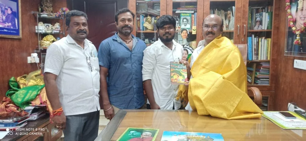 பரதவர் முன்னேற்றப் பேரவையின் சார்பாக மரியாதைக்குரிய முன்னாள் மின்வளத்துறை அமைச்சர் மாண்புமிகு D. ஜெயக்குமார் B,sc,.BL, அவர்களை நேரில் சந்தித்து சங்க இலக்கியத்தில் நெய்தல் நிலம் முனைவர் முத்து கண்ணப்பர் எழுதிய நூலை அவருக்கு பரிசாக வழங்கிய  தருணம்.