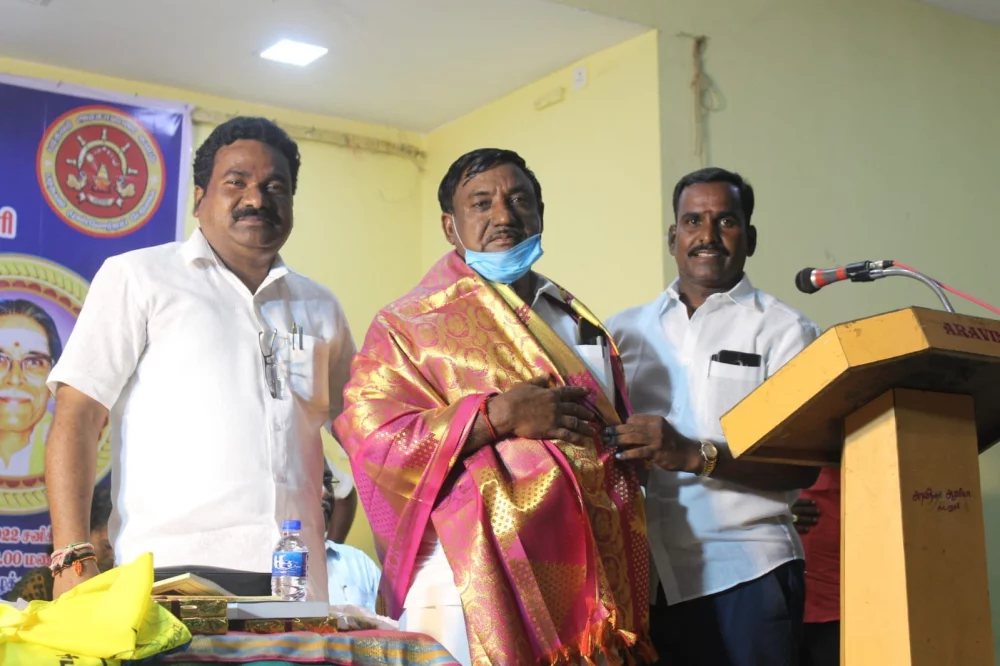 04/06/2022 அன்று பரதவர் முன்னேற்ற பேரவை சார்பாக செங்கல்பட்டு மாவட்டம் ECR கல்பாக்கம் அடுத்த காத்தான்கடை பகுதியில் என்கேபி மஹாலில் நடை பெற்ற முனைவர் தி. முத்து கண்ணப்பர் அவர்களுடைய சங்க இலக்கியத்தில் நெய்தல் நிலம் நூல் வெளியீட்டு விழாவின்போது.