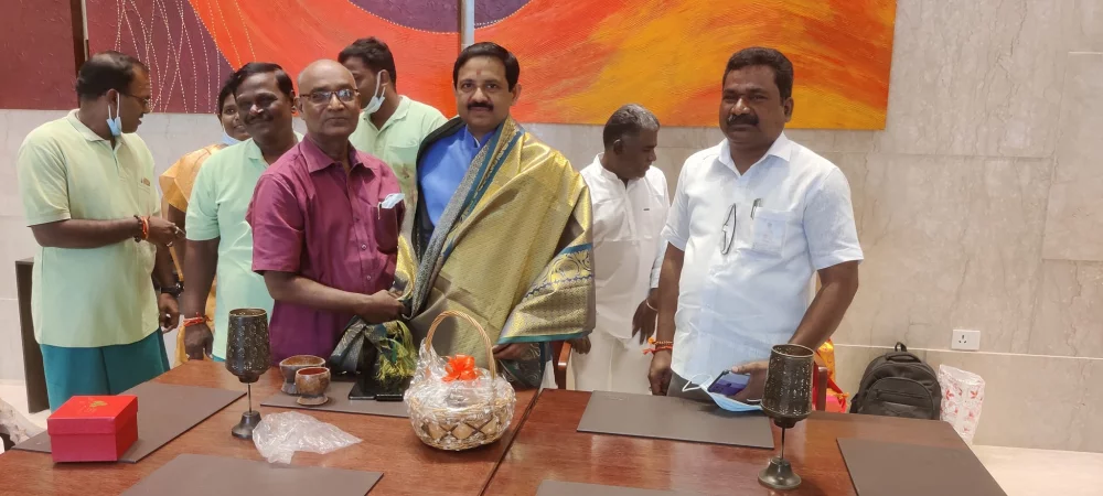 புதுடெல்லியில் இருந்து வருகை புரிந்த அருமை நண்பர் மரியாதைக்குரிய திரு. ஆனந்த் சாகு அமைப்பு சாரா தொழிலாளர் இயக்கத்தின் தேசிய தலைவர்  அவர்களை சென்னையில் நேரில் சந்தித்து வரவேற்றபோது.