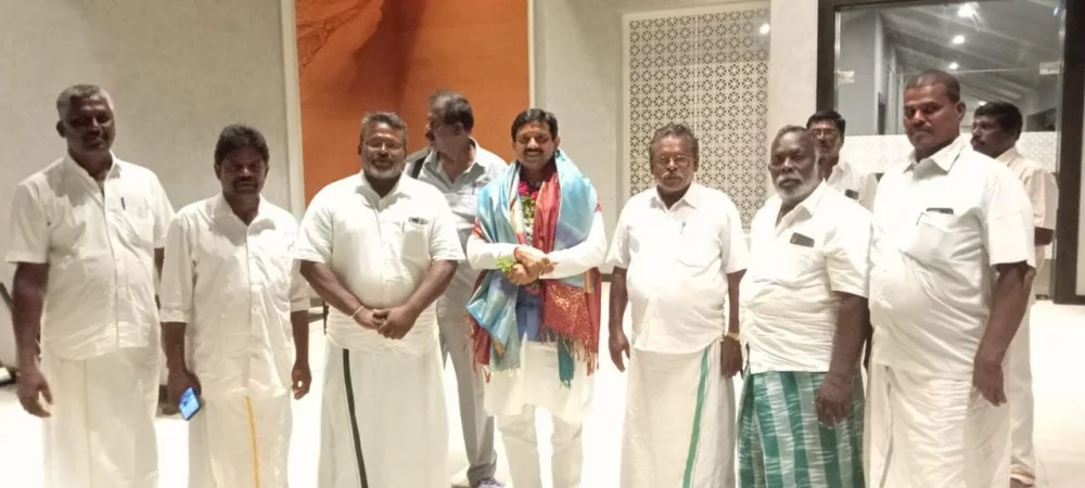 ராமநாதபுரம் மாவட்டம் பாம்பன் பரதவர் முன்னேற்றப் பேரவையின் நிர்வாகிகளும் உறுப்பினர்களும் தலைவர் டாக்டர்.எம்.டி தயாளன்பரதவர் அவர்களின் ஆணைக்கிணங்க ராமேஸ்வரத்திற்கு வருகை புரிந்திருக்கும் மரியாதைக்குரிய திரு.ஆனந்த் சாகு அவர்களை வரவேற்று வாழ்த்து தெரிவித்தோம்