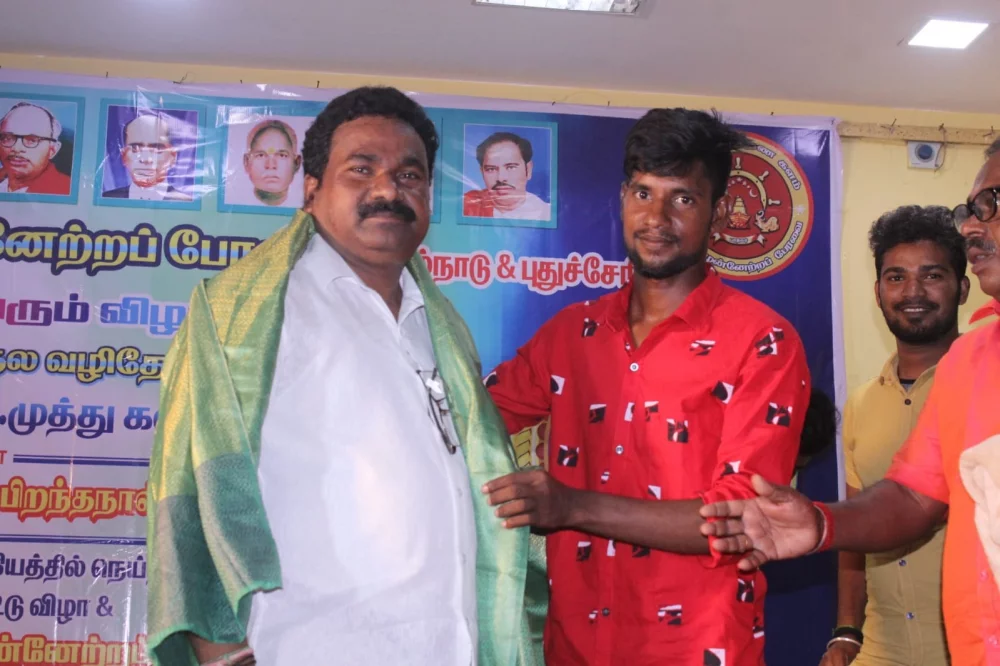 04/06/2022 அன்று பரதவர் முன்னேற்ற பேரவை சார்பாக செங்கல்பட்டு மாவட்டம் ECR கல்பாக்கம் அடுத்த காத்தான்கடை பகுதியில் என்கேபி மஹாலில் நடை பெற்ற முனைவர் தி. முத்து கண்ணப்பர் அவர்களுடைய சங்க இலக்கியத்தில் நெய்தல் நிலம் நூல் வெளியீட்டு விழாவின்போது.