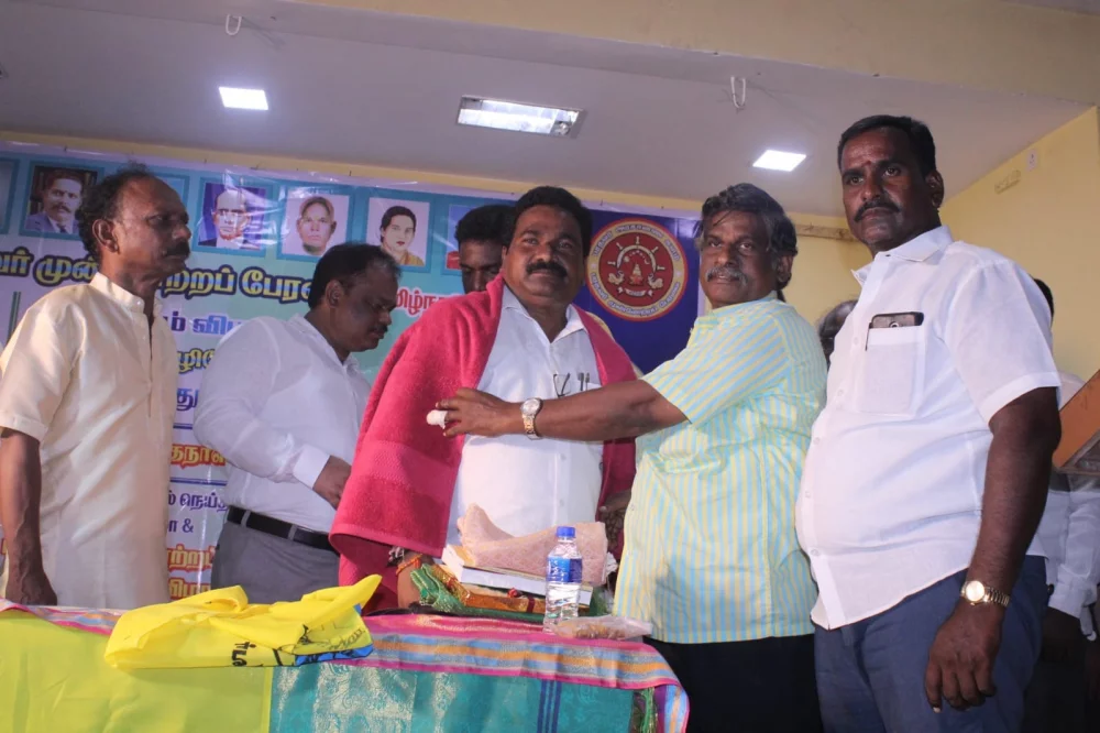 04/06/2022 அன்று பரதவர் முன்னேற்ற பேரவை சார்பாக செங்கல்பட்டு மாவட்டம் ECR கல்பாக்கம் அடுத்த காத்தான்கடை பகுதியில் என்கேபி மஹாலில் நடை பெற்ற முனைவர் தி. முத்து கண்ணப்பர் அவர்களுடைய சங்க இலக்கியத்தில் நெய்தல் நிலம் நூல் வெளியீட்டு விழாவின்போது.